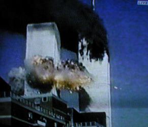 Zerstörung des World Trade Centers, dem mit 420m - mit Sendemast 526m - einst höchsten Gebäude der Welt